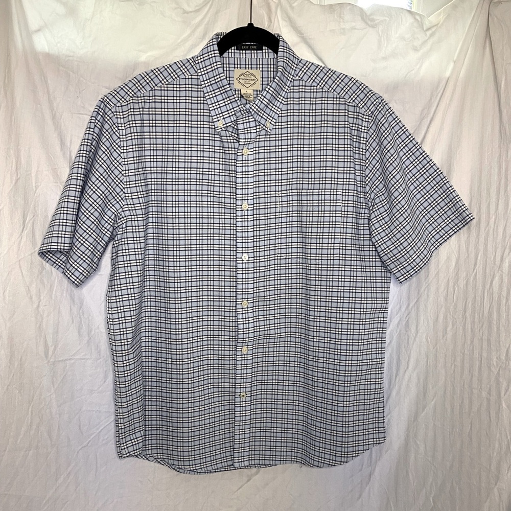Men's Oxford St. John's Bay short sleeve shirt. Size Large